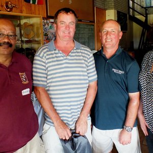 Die wenners vir die dag, met vlnr (middel) Senekal Dreyer en AndrÃ© Coetzee, saam met (weerskante) Tommy Wilson (skoolhoof) en Helene Segal (organiseerder)